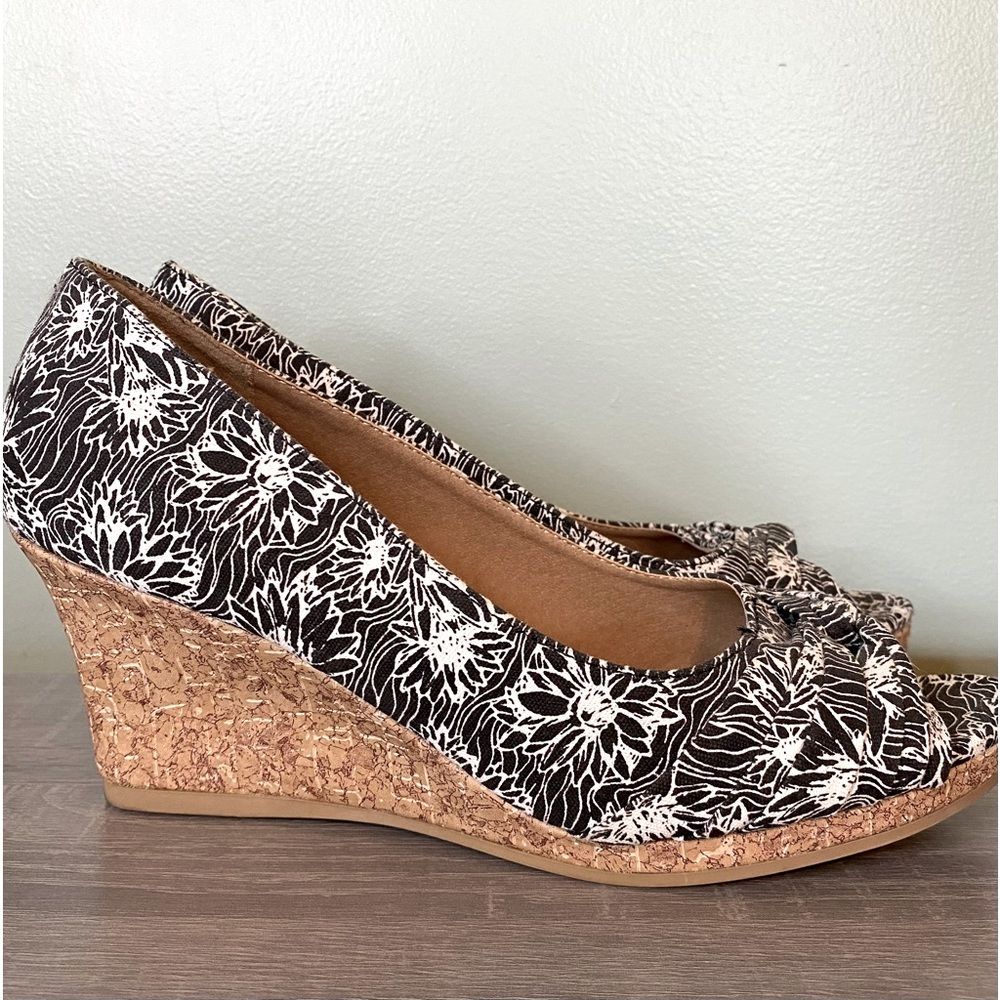 Dexflex Comfort Wedge Sandal-Black w/White Flowers 8.5W